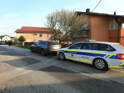 Hi&scaron;a v Brun&scaron;viku, v kateri je žena z nožem do smrti zabodla moža, &scaron;portnega novinarja Ale&scaron;a Tihca. 