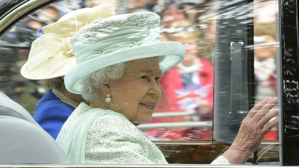 Britain's Queen Elizabeth leaves Buckingham Palace to attend the service of thanksgiving to mark the Diamond Jubilee at St Paul's Cathederal in central London June 5, 2012.  REUTERS/Nigel Roddis (BRITAIN - Tags: ROYALS ENTERTAINMENT SOCIETY ANNIVERSARY)