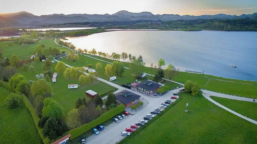 Na velenjski občini menijo, da je pomembno, da kamp ob Velenjskem jezeru prevzame nekdo, ki bo v njem prepoznal priložnost za dolgoročno investicijo in nadaljnji razvoj. Foto:&nbsp;arhiv Avtokampi