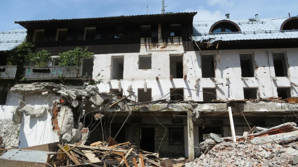 Restavracija starega hotela Zlatorog v Ukancu v Bohinju s teraso je le &scaron;e stvar spomina.&nbsp;