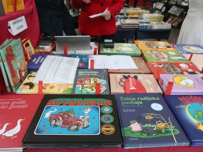 - knjini sejem  knjige  literatura  zalonitvo - kultura   - 15.05.2019 - - 24. Slovenski dnevi knjige s sloganom Prostori, ki jih zapučamo - knjini sejem v organizaciji Drutva slovenskih pisateljev (DSP) - pločad pred Moderno galerijo - //FOTO: Luka Cjuha.