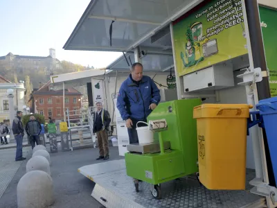 - akcija - spodbujanje in ločevanje e-odpadkov v sklopu projekta Odločuj! h kateri je mimoidoče nagovarjalo edinstveno vozilo E-transformer; na Vegovi ulici pri Kongresnem trgu, elektronski odpadki, nevarni odpadki//FOTO: Toma Zajelnik