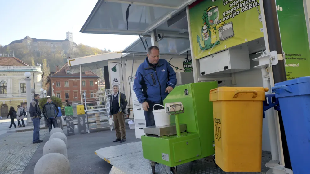 - akcija - spodbujanje in ločevanje e-odpadkov v sklopu projekta Odločuj! h kateri je mimoidoče nagovarjalo edinstveno vozilo E-transformer; na Vegovi ulici pri Kongresnem trgu, elektronski odpadki, nevarni odpadki//FOTO: Toma Zajelnik