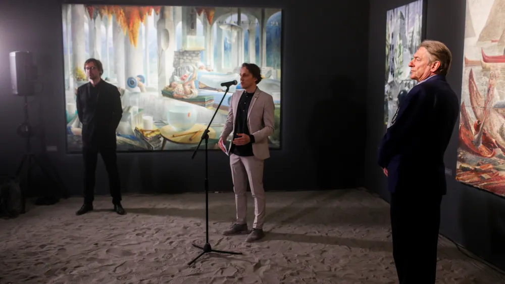 Minister za kulturo Vasko Simoniti, kustos razstave Robert Simoni&scaron;ek in direktor Moderne galerije Ale&scaron; Vaupotič na odprtju razstave Brez gospodarja slikarja Marka Jak&scaron;eta.