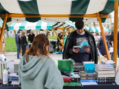 - 23.04.2022 - Knjižni sejem na zraku ob svetovnem dnevu knjige; branje poezije iz pesni&scaron;kih zbirk Braneta Senegačnika Pogovori z nikomer in Milana Dekleve Nevidnosti; park Zvezda, //FOTO: Bojan Velikonja