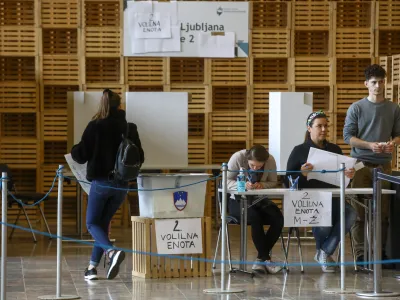  Voli&scaron;če omnia na katerem glasujejo volilni upravičenci zunaj okraja stalnega prebivali&scaron;ča, Gospodarsko razstavi&scaron;če- 24.04.2022 &ndash; Parlamentarne volitve 2022 - Volitve devetega sklica Državnega zbora Republike Slovenije - druge redne državnozborske volitve po letu 2008 //FOTO: Luka Cjuha