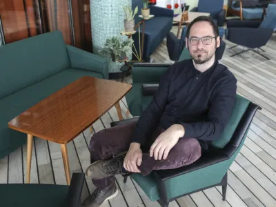 - 21.04.2022 &ndash; dr. Gal Kirn, politični in kulturni teoretik &ndash; avtor knjige Partizanski Protiarhiv: umetni&scaron;ki in spominski prelomi jugoslovanskega NOB //FOTO: Jaka Gasar