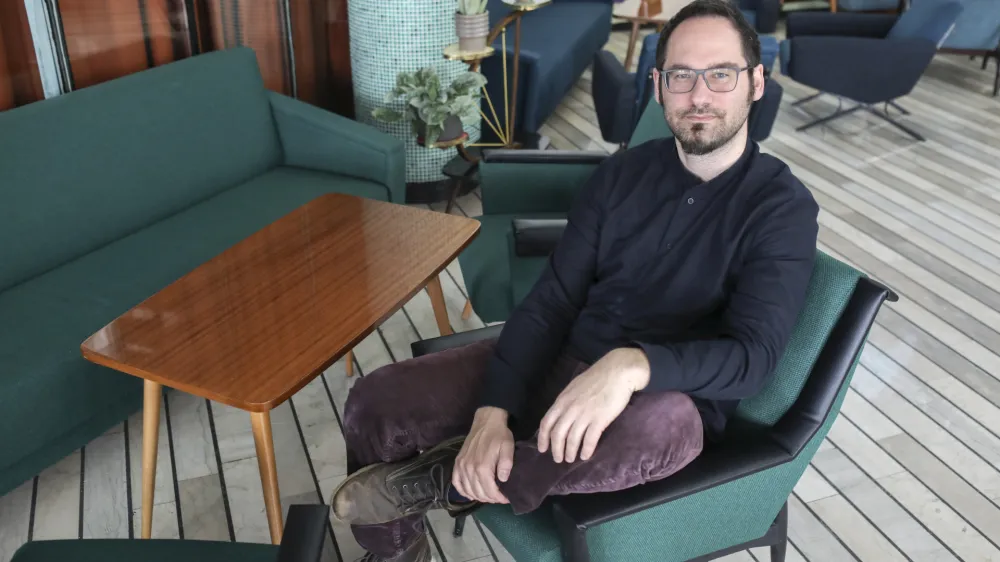 - 21.04.2022 &ndash; dr. Gal Kirn, politični in kulturni teoretik &ndash; avtor knjige Partizanski Protiarhiv: umetni&scaron;ki in spominski prelomi jugoslovanskega NOB //FOTO: Jaka Gasar