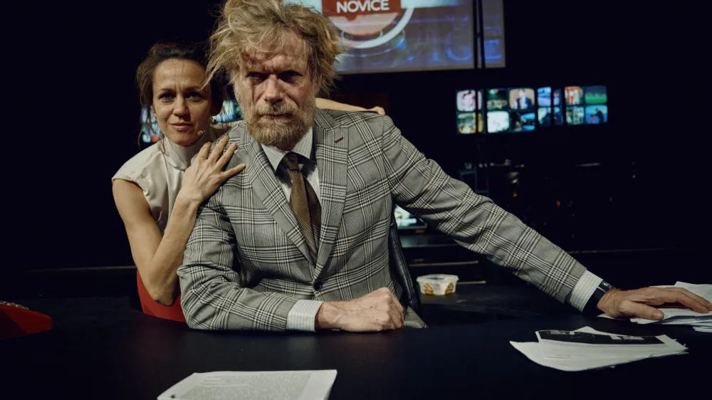 Katarina Stegnar kot producentka Diana Christensen in Matija Vastl kot propadajoči voditelj Howard Beale v predstavi TV-mreža, ki jo je v Slovenskem mladinskem gledali&scaron;ču zrežiral Matjaž Pograjc. Foto: Tomo Brejc