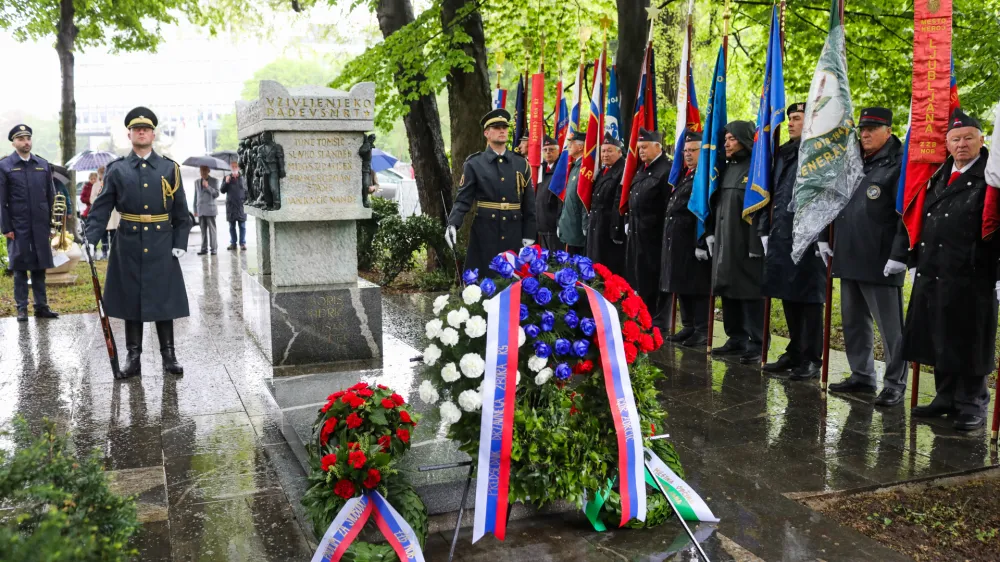 - Častna četa slovenske vojske, prapor&scaron;čaki.27.04.2022. Ljubljana, Trg Narodnih herojev. Polaganje vencev pri grobnivi narodnih herojev ob Dnevu boja proti okupatorju.//FOTO: Bojan Velikonja