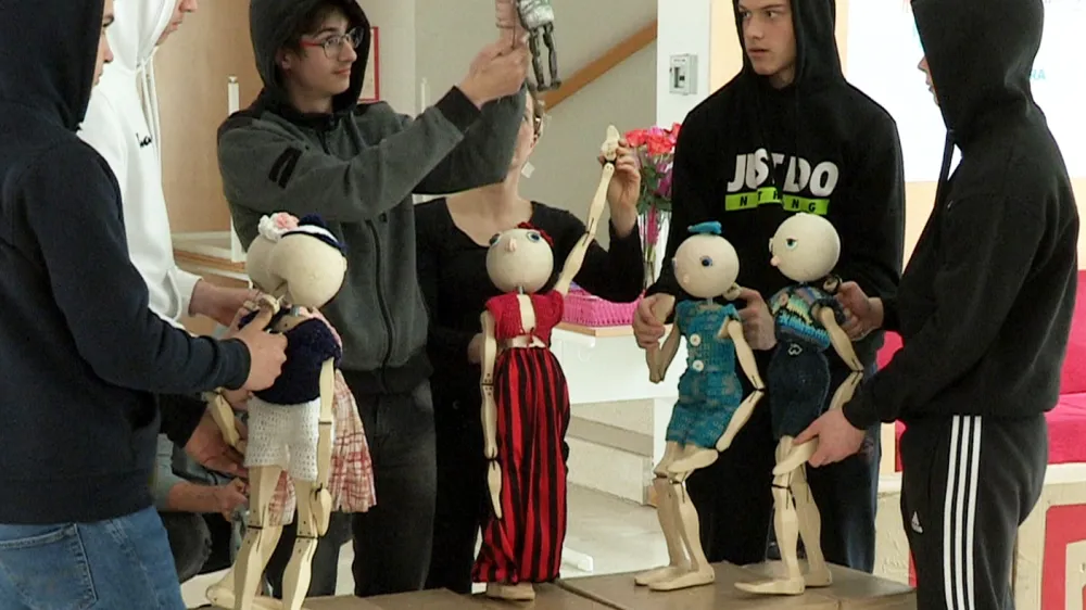 Demokracija in lutkarstvo je ime mednarodnega projekta Erasmus, v okviru katerega so dijaki Srednje &scaron;ole Ravne izdelali eno jekleno in eno kovano lutko.&nbsp;