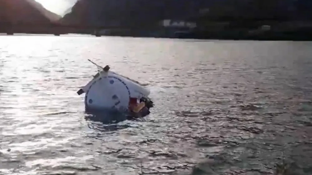 Cisterna po trku s kombijem pristala v jezeru