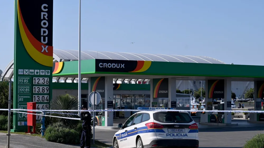 29.04.2022., Zadar - Policijski ocevic u luci Gazenica nakon pucnjave i pregovaranja s napadacem koji se u jutarnjim satima predao i uhicen je. Photo: Dino Stanin/PIXSELL