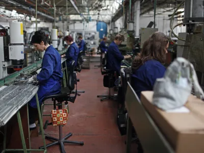 - podjetje Kovinoplastika Lo d.d., industrija kovinskih in plastičnih izdelkov d.d., - uprava drube je mimo sindikatov brez ustreznih pojasnil za četrtino zniala avgustovske plače - zaradi padca naročil je zaskrbljenih priblino 800 delavcev - //FOTO: Jaka Gasar