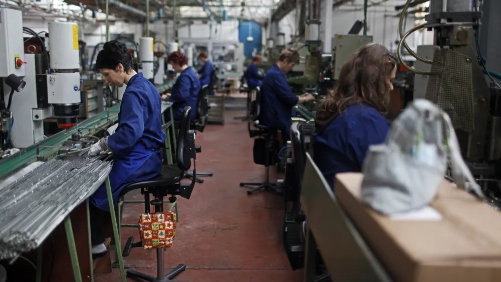 - podjetje Kovinoplastika Lo d.d., industrija kovinskih in plastičnih izdelkov d.d., - uprava drube je mimo sindikatov brez ustreznih pojasnil za četrtino zniala avgustovske plače - zaradi padca naročil je zaskrbljenih priblino 800 delavcev - //FOTO: Jaka Gasar