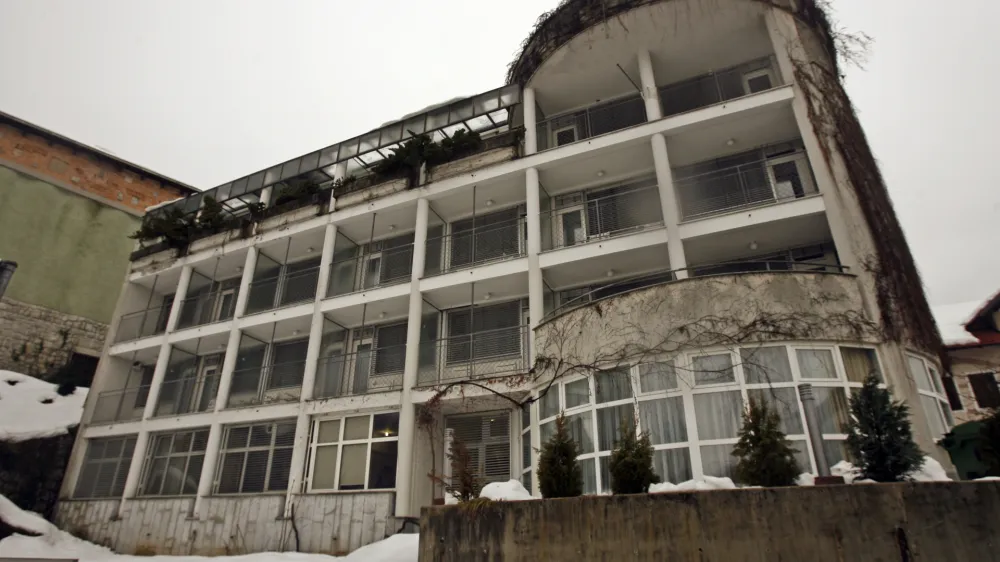 Zdravstvena podjetja so za zavarovalnice, ki proti plačilu dodatnih paketov zavarovanj zavarovancem omogočajo hitrej&scaron;o obravnavo pri zdravnikih, zelo privlačna tarča. Na fotografiji Diagnostični center Bled v lasti Zavarovalnice Triglav in Save Re.