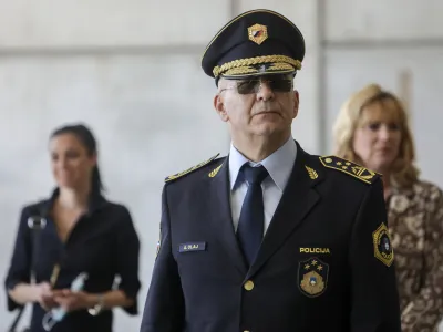 Vodstvo policije razlogov za nižje zaupanje javnosti ni iskalo s samorefleksijo, temveč z epidemiolo&scaron;kimi okoli&scaron;činami.