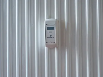 - centralno ogrevanje - delilnik strokov toplote - daljinsko odcitavanje vrednosti porabe -merilec - radiator //FOTO: Toma Zajelnik