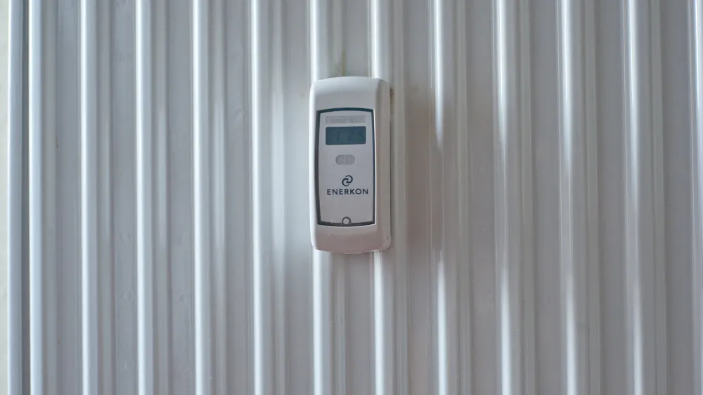 - centralno ogrevanje - delilnik strokov toplote - daljinsko odcitavanje vrednosti porabe -merilec - radiator //FOTO: Toma Zajelnik