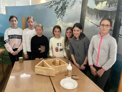 Učenci O&Scaron; Davorina Jenka Cerklje na Gorenjskem so v Čebelarskem muzeju v Radovljici izdelovali gnezdilnice za čebele samotarke. Postavili jih bodo okoli svoje &scaron;ole.