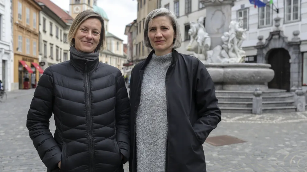 Umetnostni zgodovinarki Ur&scaron;ka Jurman (levo) in dr. Martina Male&scaron;ič.