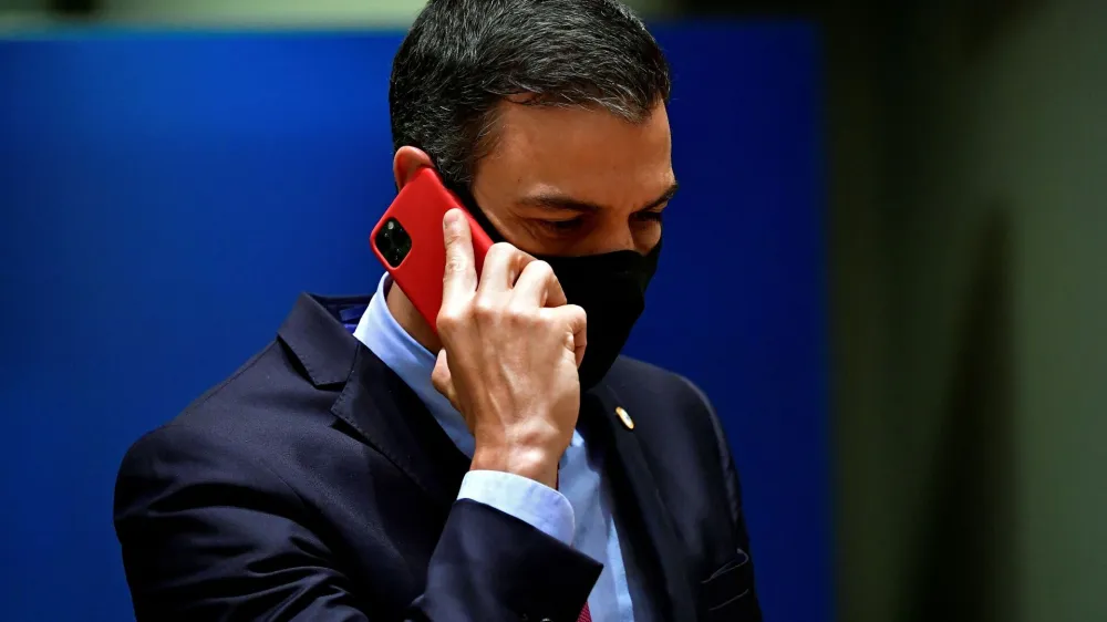 &Scaron;panski premier Sanchez govori po mobilnem telefonu, ki so mu očitno prislu&scaron;kovali.