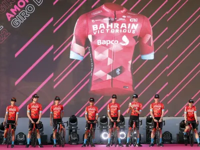 Domen Novak in Jan Tratnik bosta v dresu Bahrain Victoriousa edina Slovenca na 105. dirki po Italiji.&nbsp;