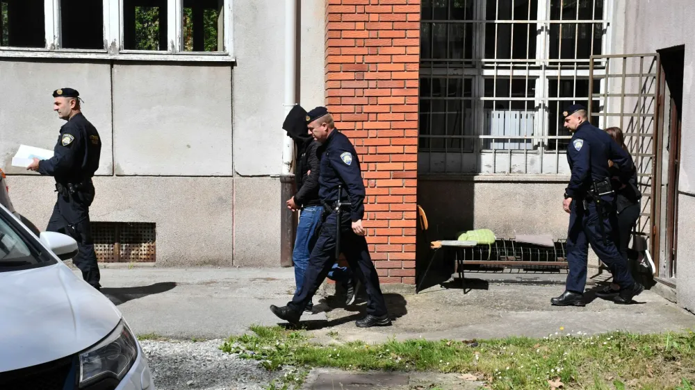 Zaradi zanemarjanja in zlorabe, ki je privedla do smrti dve leti in pol stare Nikoll, je sodi&scaron;če njeno mamo Mirelo Dedić obsodilo na trinajst let zapora, njenega očeta Danijela pa na sedem.&nbsp;