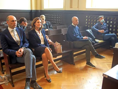 Nihče od četverice obtoženih, ki so pri&scaron;li na sodi&scaron;če, zagovora ni podal, saj je bila glavna obravnava preložena.&nbsp;