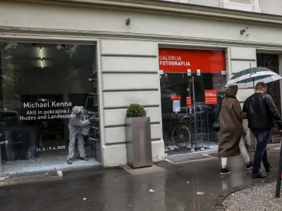 galerija Fotografija - priprave za odprtje- 29.04.2020  Epidemija Koronavirus COVID-19 v Sloveniji  rahljanje ukrepov  znova odprte knjinice, galerije in muzeji  //FOTO: Luka Cjuha.