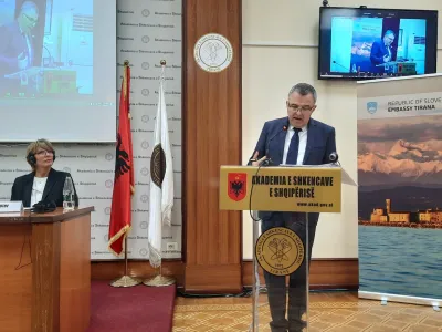 Prof. dr. Darja Koter iz ljubljanske Akademije za glasbo, poznavalka ustvarjanja skladatelja Bojana Adamiča, ter akademik Vasil S. Tole, podpredsednik albanske Akademije za znanost, ki je predaval o aranžmajih izpod prst Bojana Adamiča, ki so nastali na albansko ljudsko glasbo. 