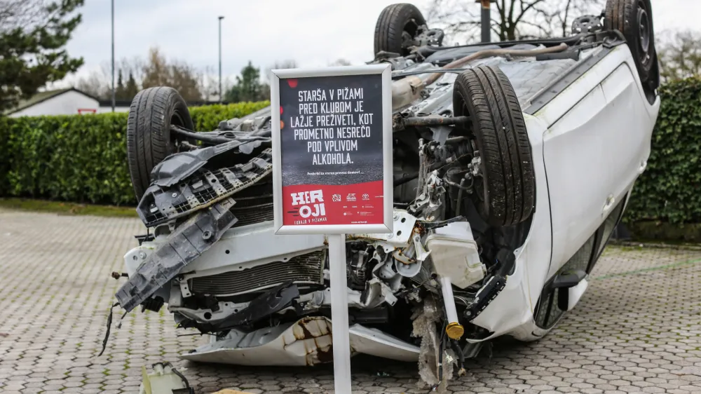 simbolična fotografija, prometna varnost, vonja pod vpivom alkohola- 27.11.2018 - novinarska konferenca s predstavitvijo rezultatov vseslovenske iniciative za manj voenj mladih pod vplivom alkohola Heroji furajo v piamah; //FOTO: Bojan Velikonja