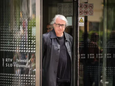 Ljubljana, pred vhodom v RTV Slovenija.<br>Novinarska konferenca Sindikata novinarjev Slovenije ob svetovnem dnevu svobode medijev, na kateri so spregovorili o aktualnem dogajanju v javnem mediju.<br>Voditelj oddaje Studio City Marcel Stefancic.