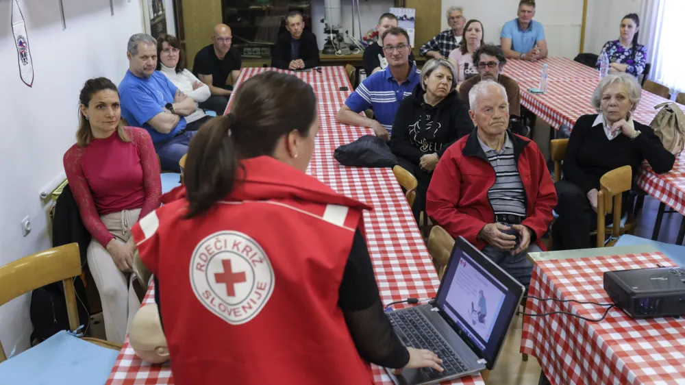 - oživljanje - avtomatski zunanji defibrilator AED -- 14.04.2022 &ndash; &Scaron;marno ob Paki &ndash; brezplačni obnovitveni tečaj prve pomoči v sodelovanju z Rdečim križem Slovenije ob podpori mednarodne avtomobilistične zveze FIA, /FOTO: Jaka Gasar