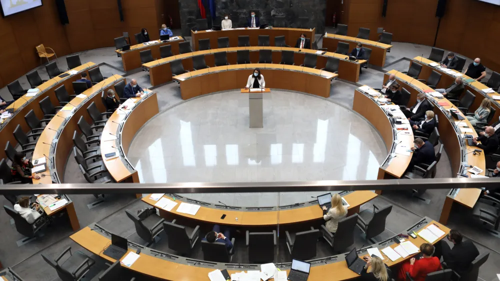 - 19.11.2021  Dravni zbor  27. redna seja DZ - interpelacija o delu in odgovornosti olske ministrice Simone Kustec, ki so jo vloile opozicijske LM, SD, Levica, SAB in nepovezani poslanci. //FOTO: Toma Skale