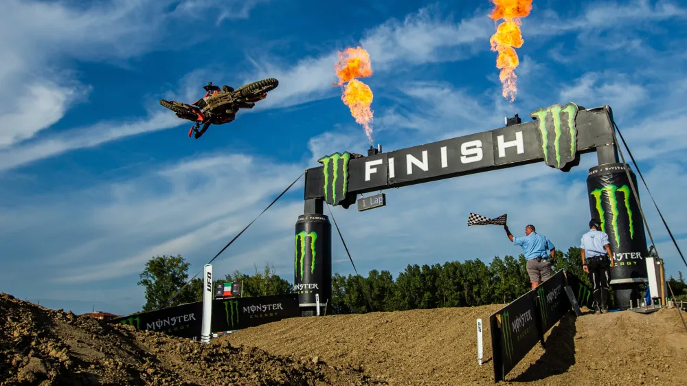 Tim Gajser se je v Maggiori na sedmi dirki svetovnega prvenstva v motokrosu v razredu MXGP veselil &scaron;este skupne zmage.