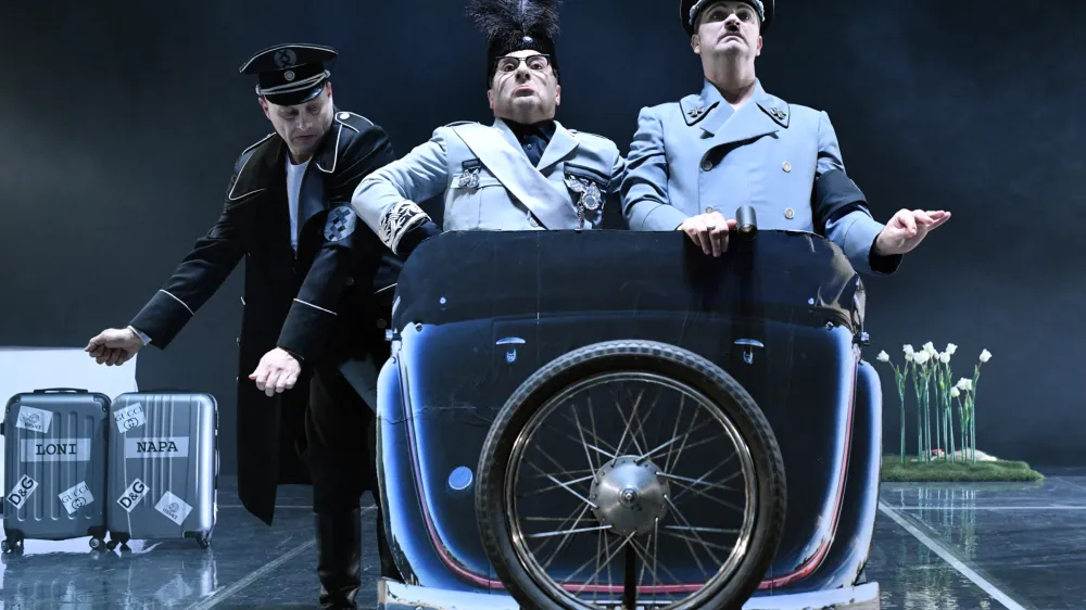 V predstavi Veliki diktator bodo v režiji Diega de Bree na odru SNG Drama Ljubljana med drugimi nastopili Boris Mihalj, Bojan Emer&scaron;ič in Jurij Zrnec.&nbsp;