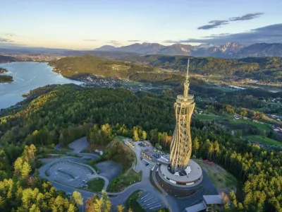 Razgledni stolp ob Vrbskem jezeru.