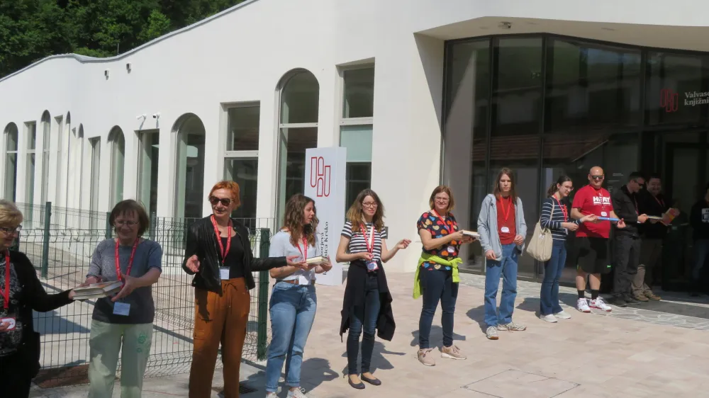 Takole je približno 150 krajanov Kr&scaron;kega ustvarilo živo verigo in pomagalo seliti knjige v nove prostore.