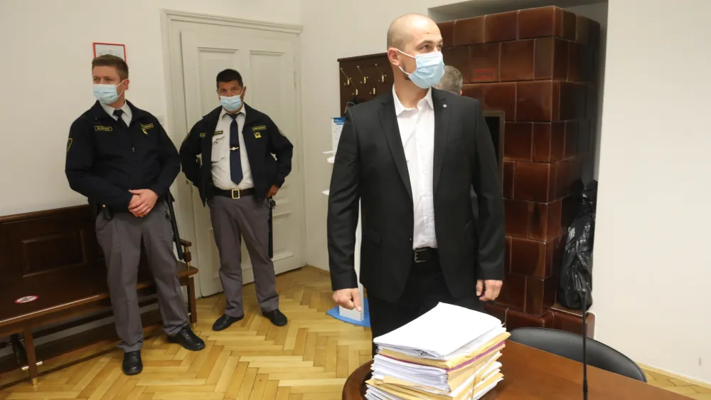 Ranis Smajlović je bil zaradi ugrabitve otrok obsojen, a &scaron;e nepravnomočno in zgolj na pogojno kazen. Kje sta otroka, ve le on.