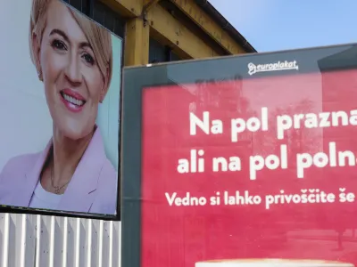 Plakat Aleksandra Pivec Na&scaron;a dežela.- 11.04.2022 - Parlamentarne volitve 2022 - Volitve devetega sklica Državnega zbora Republike Slovenije - predvolilni plakati - //FOTO: Bojan Velikonja