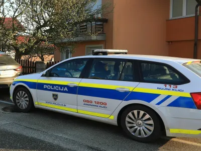 Hi&scaron;a v Brun&scaron;viku, v kateri je žena z nožem do smrti zabodla moža, &scaron;portnega novinarja Ale&scaron;a Tihca. 