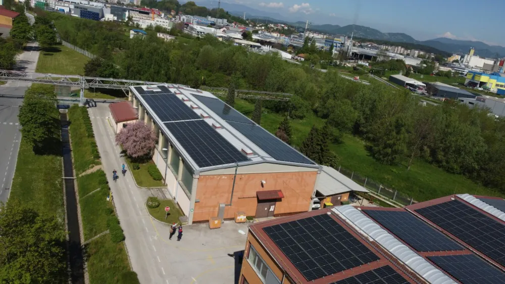 Cinkarna Celje se pona&scaron;a s sončnima elektrarnama na dveh objektih v Celju, s čimer bodo pokrili približno poldrugi odstotek letne porabe energije.&nbsp;