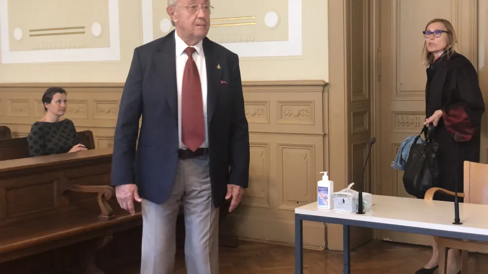 Obtoženi Walter Wolf je včeraj vendarle pri&scaron;el na mariborsko okrožno sodi&scaron;če in se soočil z očitkom, da je v aferi Patria pral denar. Očitke iz obtožnice je označil za bedarije.&nbsp;