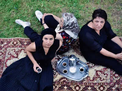 Vizualna umetnica Đejmi Hadrović (levo) v svojem videofilmu Zahida is a Feminist skupaj z babico in mamo. F osebni arhiv umetnice