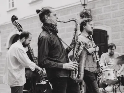 Kontrabasist Robert Jukič bo za uvod festivala s svojim kvartetom, v katerem so &scaron;e Bo&scaron;tjan Simon (tenorski saksofon), Tomaž Gaj&scaron;t (trobenta) in Kristijan Krajnčan (bobni), premierno predstavil album Caminos de Gloria (2021).