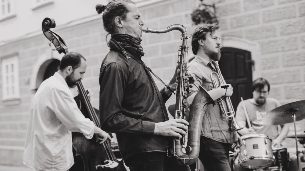 Kontrabasist Robert Jukič bo za uvod festivala s svojim kvartetom, v katerem so &scaron;e Bo&scaron;tjan Simon (tenorski saksofon), Tomaž Gaj&scaron;t (trobenta) in Kristijan Krajnčan (bobni), premierno predstavil album Caminos de Gloria (2021).