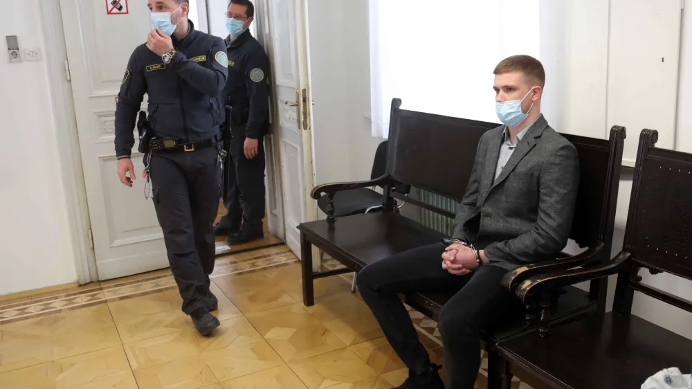 Aleksandra Božinovića na sodi&scaron;če vozijo iz pripora na ljubljanski Pov&scaron;etovi. Foto: Tomaž Skale&nbsp;