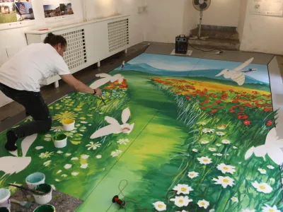 hrva&scaron;ki umetnik in Guinnessov rekorder Filip Mrvelj, - nastajanje 3D poslikave - prva anamorfna poslikava v Ljubljani -  - 18.05.2022 &ndash; Mesec čebel &ndash; razstava Čebela v Ljubljani, katera osvetljuje urbano čebelarstvo, ki se je v zadnjih letih razcvetelo v mestu, Stekleni atrij Mestne hi&scaron;e //FOTO: Luka Cjuha