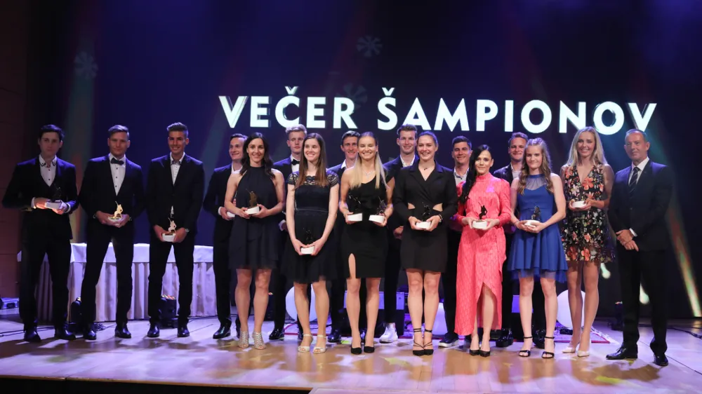 - 18.05.2022 - Smučarska zveza Slovenije - Večer &scaron;ampionov SZS v Unionski dvorani -&nbsp;podelitev kipcev blo&scaron;kega smučarja in plaket Smučarske zveze Slovenije za izjemne&nbsp;&scaron;portne dosežke za sezono 2021/22&nbsp;//FOTO: Bojan Velikonja